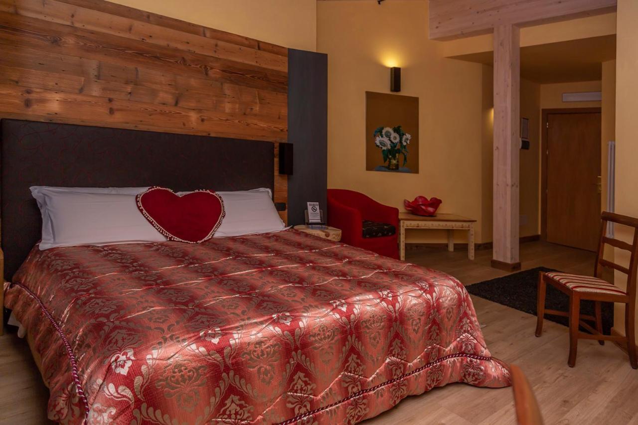 Hotel Chaberton เชซานา โตรีเนเซ ภายนอก รูปภาพ