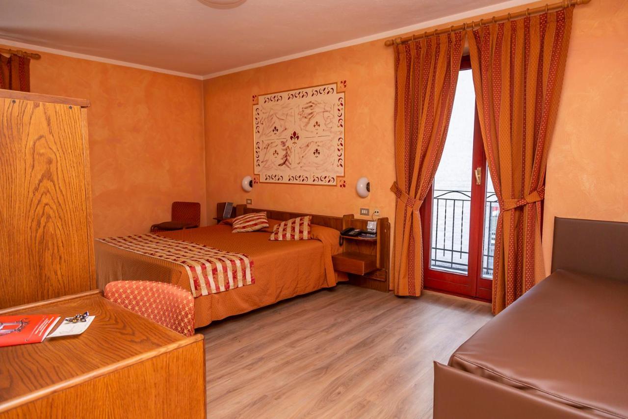 Hotel Chaberton เชซานา โตรีเนเซ ภายนอก รูปภาพ
