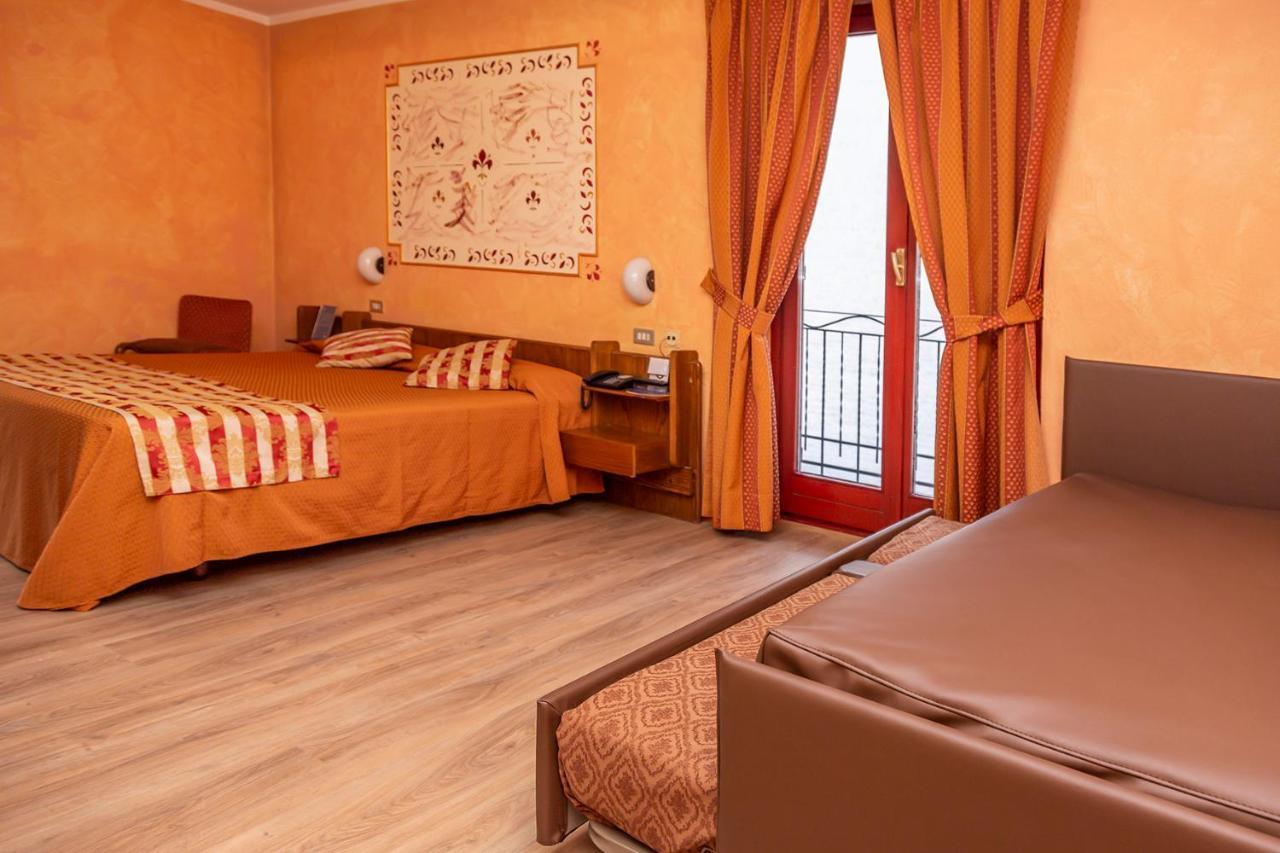 Hotel Chaberton เชซานา โตรีเนเซ ภายนอก รูปภาพ